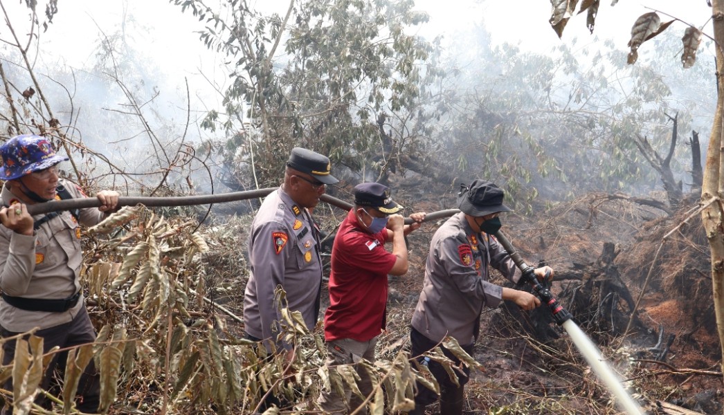 Meski Terkendala Air, Kapolres Pelalawan dan Tim Berhasil Padamkan Karhutla di Teluk Meranti