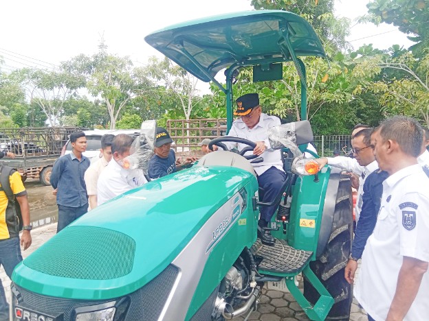 Terima Bantuan Kementan,  Bupati Rohil Bistamam Uji Drone Alat Pertanian