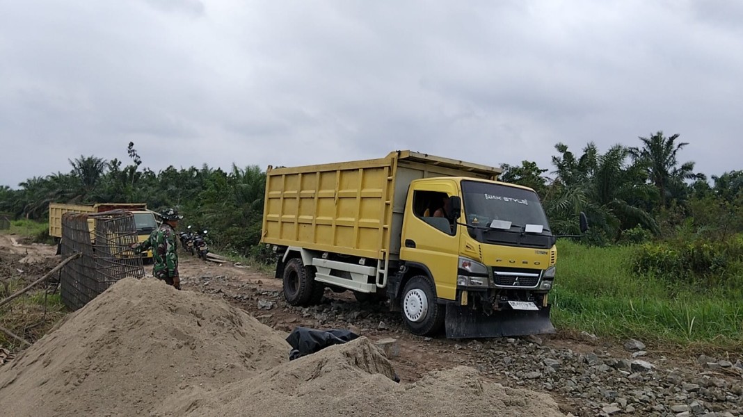 Satgas Kodim 0313/KPR Kerahkan 7 Unit Dump Truck Ratakan Batu Pecah