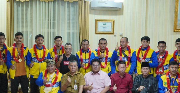 Atlet Cabor Volly Raih Emas Di Ajang Porprov , Bupati : Medali Emas Jadi Kebanggaan kami