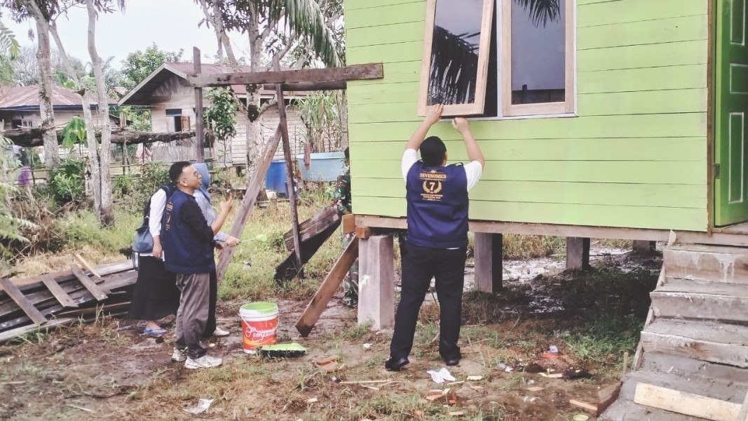 Satgas TMMD ke-129 Kodim 0313/KPR Bersama Mahasiswa UNRI Poles Rumah Ded