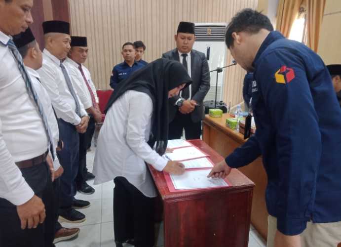 Ketua Panwascam Pangkalan Kerinci Lantik 7 Pengawas Pemilu Keluarahan Desa
