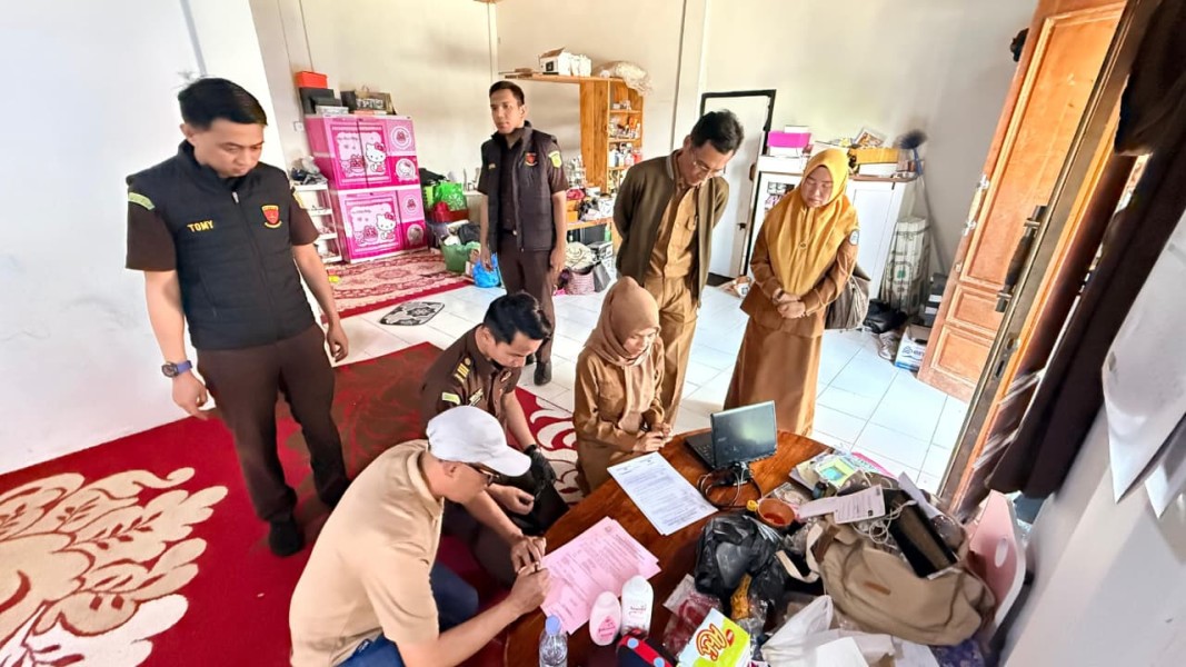 Dua Rumah Tersangka Kasus PJU Kerinci di Geledah penyidik Kejari Sungai Penuh