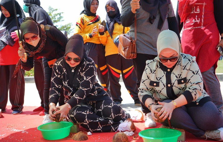 Sempena HUT Rohil 23 Tampilkan Lomba Kukur Kelapa Manual