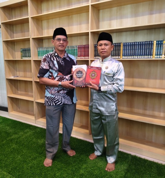 Kepala KUA Pangkalan Kerinci, Serahkan Buku dan Al Quran Wakaf di Mesjid Almutaqin