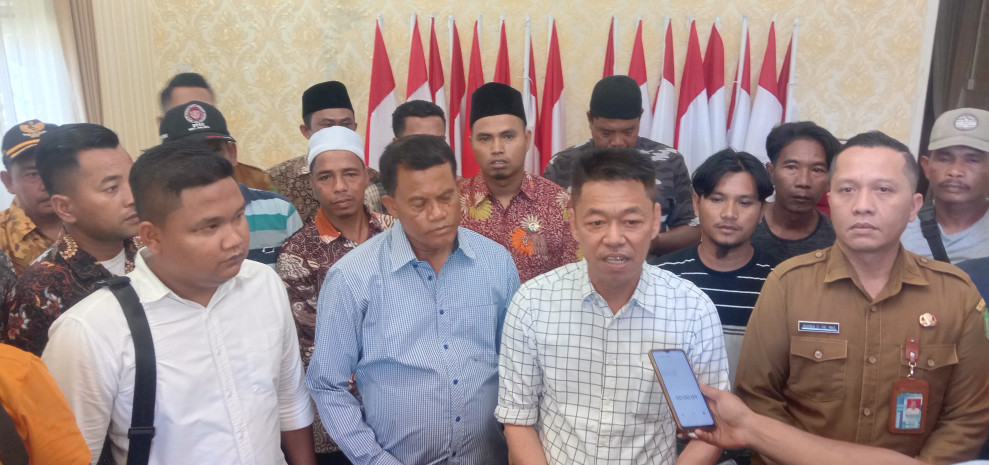 Bupati Afrizal Sintong Kasih Solusi Atas Keluhan Pekerja Pencari Kayu Ilegal