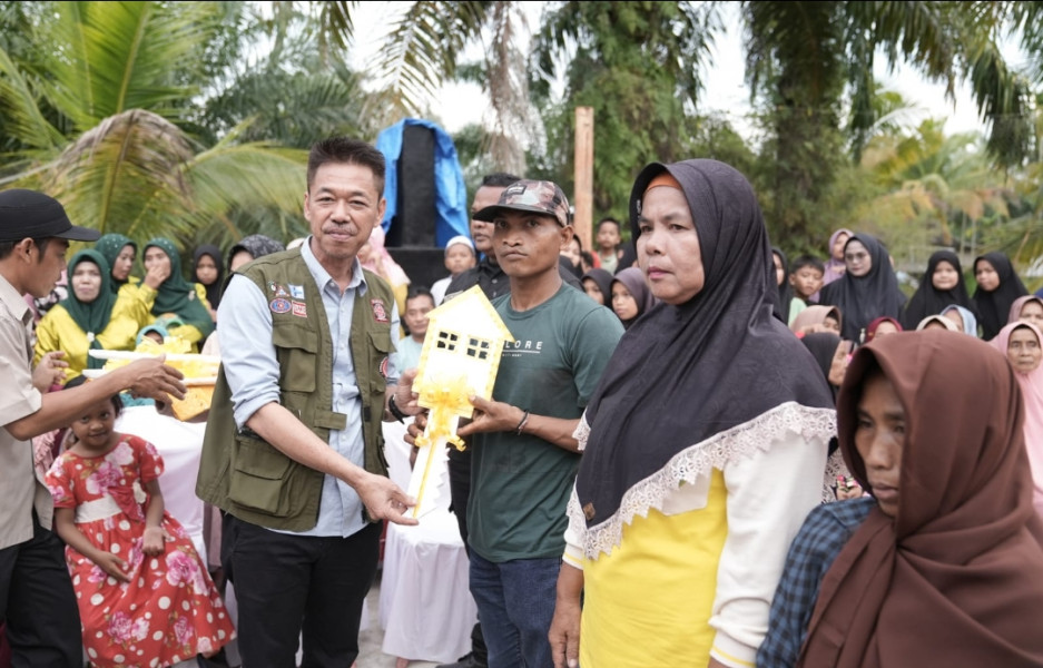 Bupati Afrizal Sintong  Serahkan  61 Unit Rumah Korban Abrasi