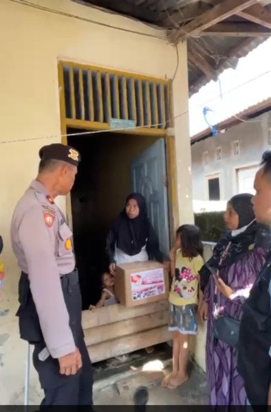 Kolaborasi Polres Pelalawan Bersama Sahabat Jumat Berikan Bantuan Sembako Untuk Masyarakat Kurang Mampu