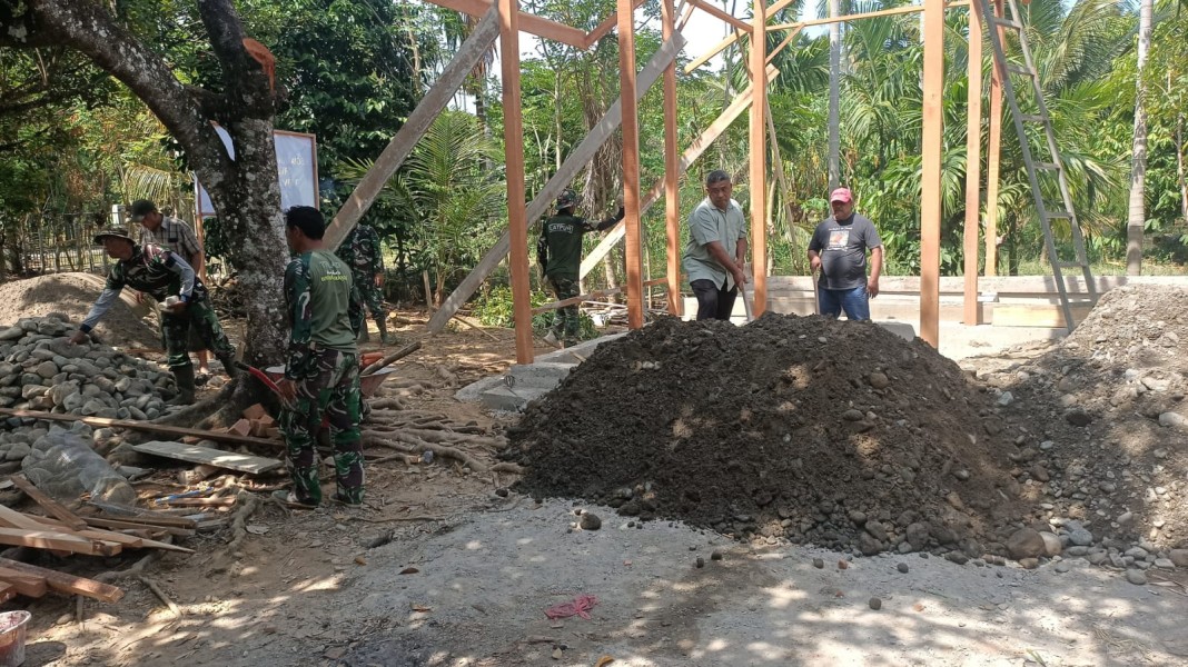 Satgas TMMD Ke-129 Kodim 0102/Pidie Turunkan Material Pasir untuk Percepat Pembangunan RTLH