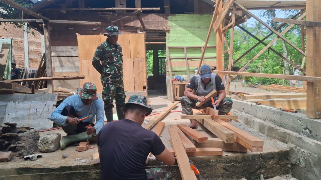 Satgas TMMD Ke-129 Kodim 0102/Pidie Optimalkan Perakitan Rangka Kayu RTLH