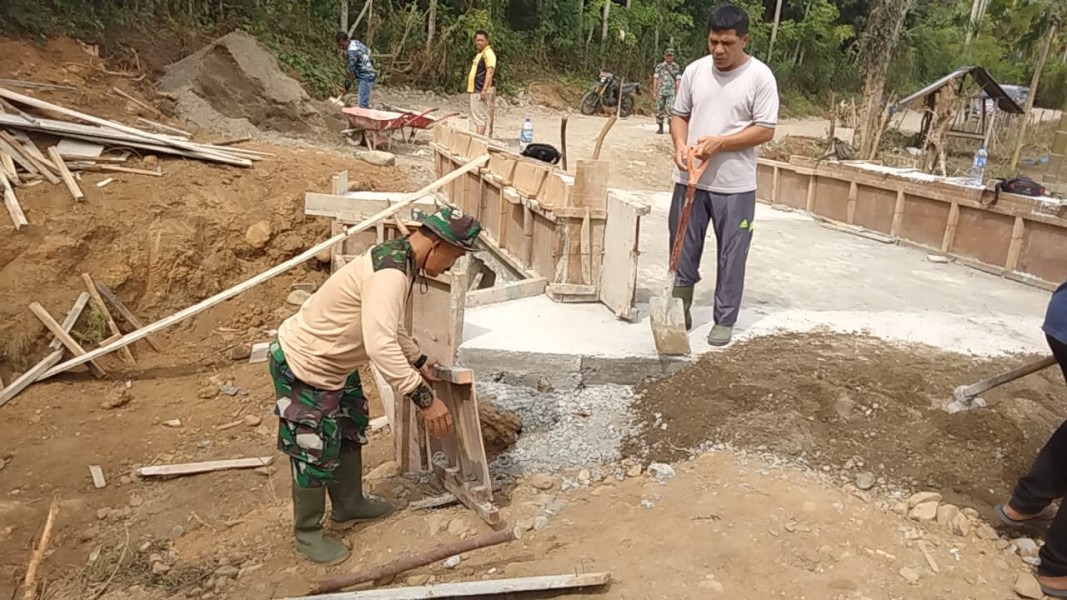Tak Gentar Digempur Terik, Satgas TMMD ke-129 Kebutan Oprit Jembatan di Lhok Panah