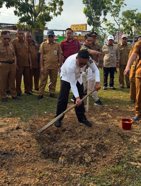 Menuju Pelalawan Kota Aren, Bupati Lakukan Kick Off Penanaman Bibit