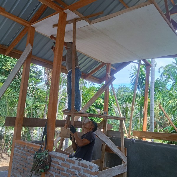 Plafon Rampung, Rehab Rumah Nyak Ubit dalam TMMD ke-129 Kodim 0102/Pidie Capai 45 Persen