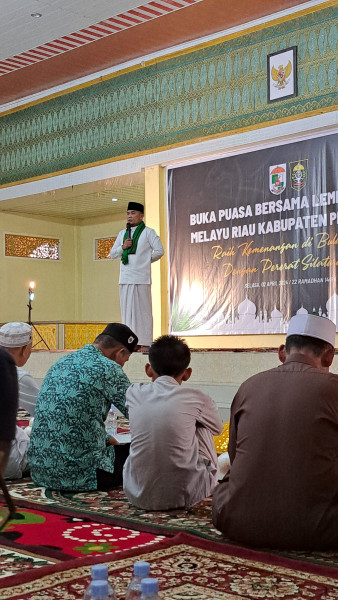 Berbuka Bersama LAMR Pelalawan, Bupati H. Zukri: Pemkab Sediakan Guru Tilawah di Masjid Pangkalan Kerinci