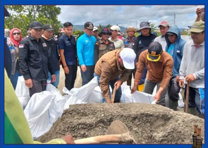 Wako Alfin Turun Langsung Gotong Royong Bangun Tanggul Darurat di Desa Paling Serumpun