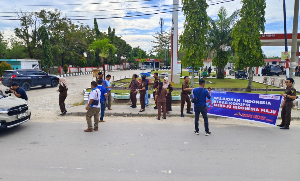 Kejari Pelalawan Bagikan Brosur dan Stiker Anti Korupsi Ke Pengguna Jalan