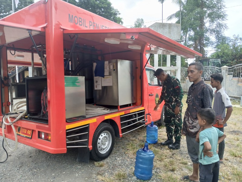 Bukan Hanya Bangun Infrastruktur, Satgas TMMD Ke-129 Kodim 0102/Pidie Bagikan Air Minum Gratis untuk Masyarakat