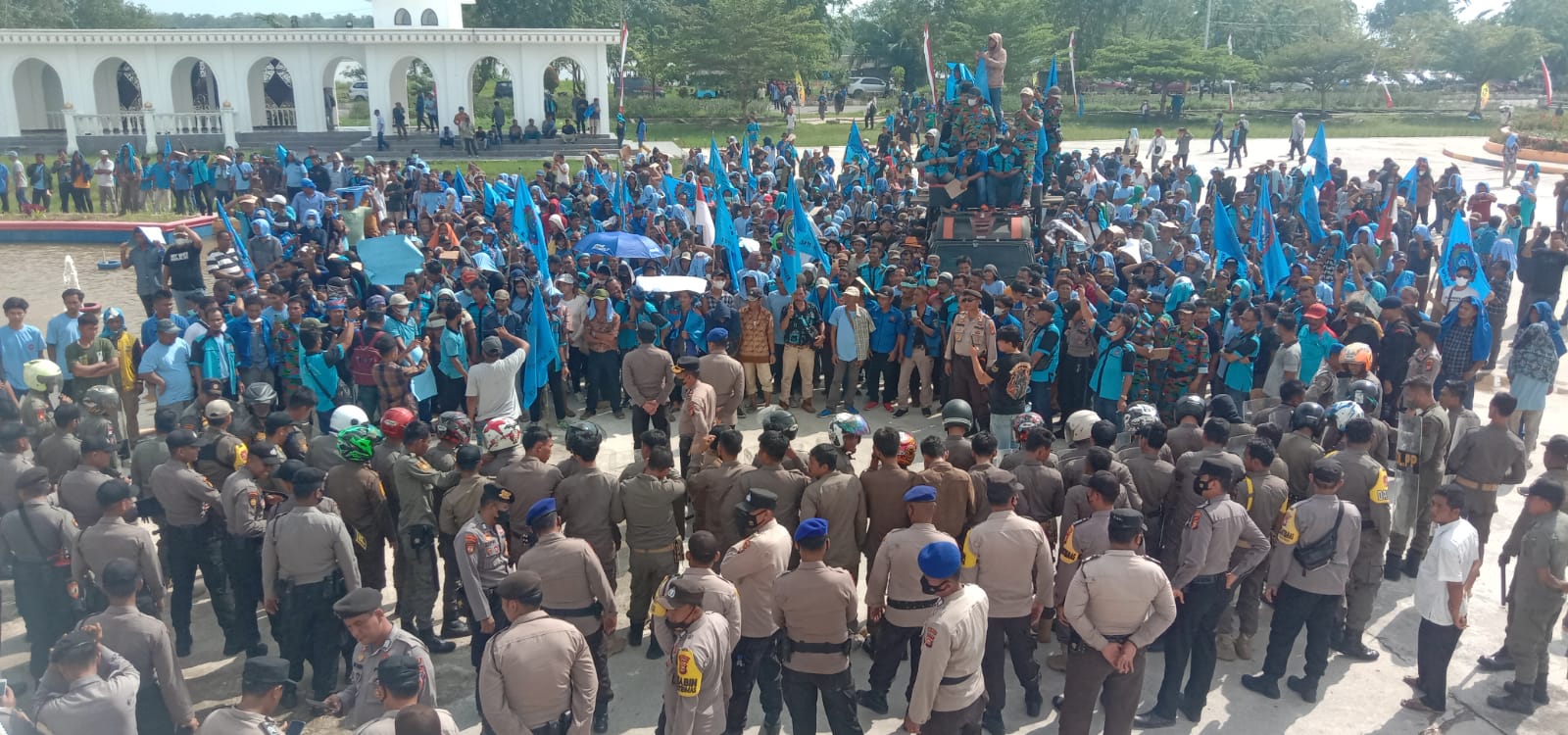 Tak Terima Pembekuan, Masa Aksi Demo F.SPTI Gruduk kantor Bupati Rohil