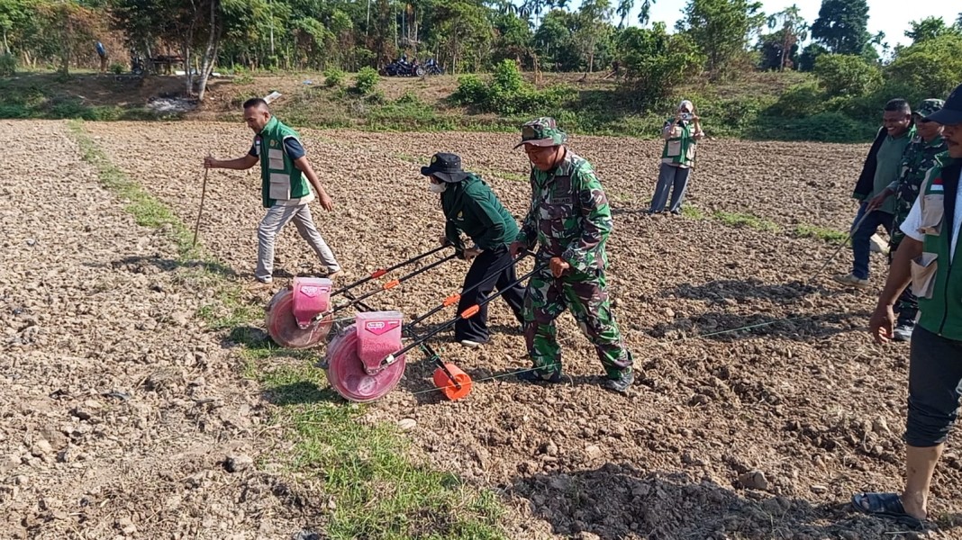 Sinergi TNI dan PPL, Satgas TMMD Ke-129 Kodim 0102/Pidie Ajak Warga Optimalkan Lahan Produktif