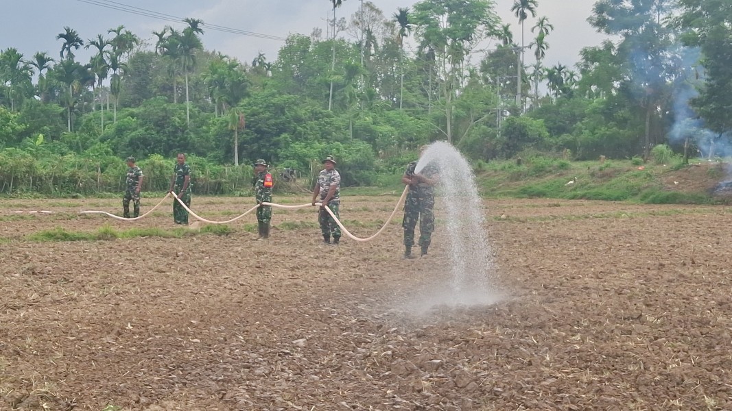 Lawan Terik Demi Ketahanan Pangan, Satgas TMMD Kodim 0102/Pidie Maksimalkan Armada Damkar TNI AD