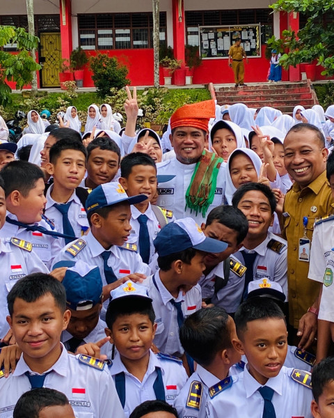 Bupati Pelalawan Serahkan Secara Simbolis Bantuan Perlengkapan Sekolah Bagi Anak Yatim