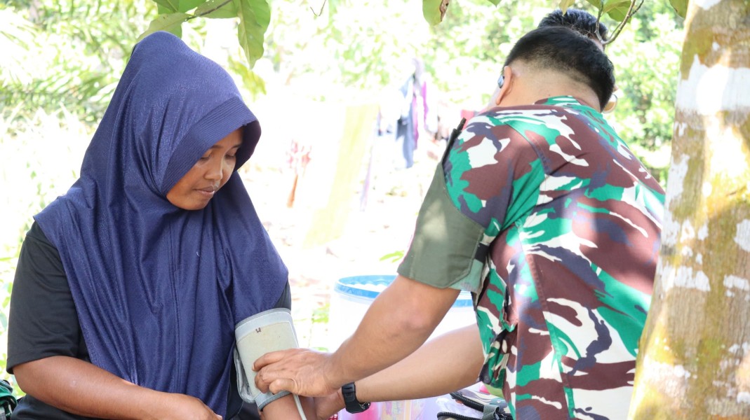 Sentuh Masyarakat Pesisir, Timkes TMMD Ke-129 Kodim 0313/KPR Gelar Pemerikaaan Kesehatan Masyarakat