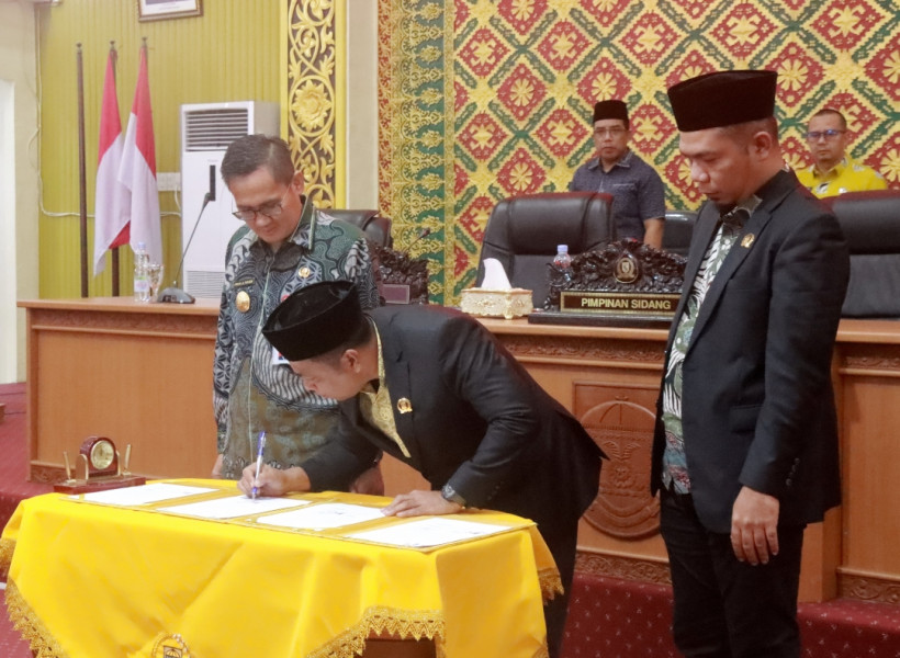 Bersama Pimpinan DPRD, Pjs Bupati Pelalawan  Tandatangani Nota KUPA dan PPAS-APBD P 2024