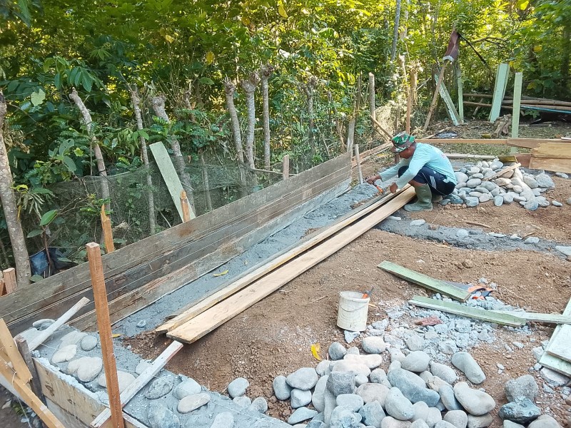 Terik Tak Menghalangi, Satgas TMMD Ke-129 Kebut Perakitan Bekisting Pondasi RTLH di Lhok Panah