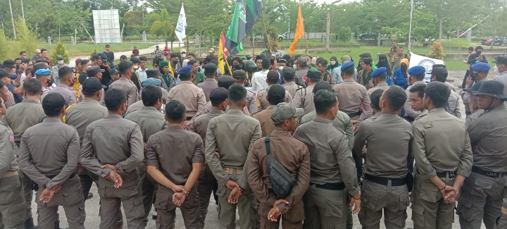 Aksi Demo Kantor DPRD Rohil Sempat Riuh, PKS & Demokrat Tolak Kenaikan Harga BBM