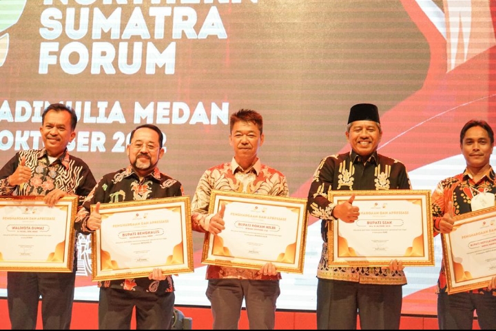 Dukung Pengeboran Sumur Hulu Migas Sumbagut , Bupati Afrizal Sintong Raih Penghargaan