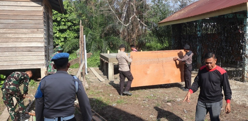 Wujudkan Lingkungan Sehat, Sinergi Tni/Polri di TMMD Ke 129 Pacu Pembangunan MCK di Desa Pangkalan Terap