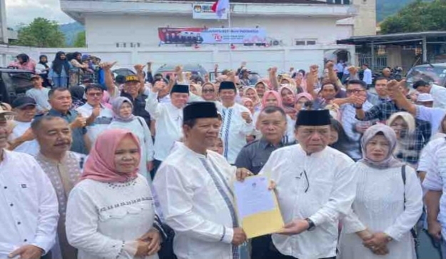 Jemput SK Penetapan Peserta Perseorangan ke KPU Pasangan Pusri-Mulyadi Antar Ratusan Warga