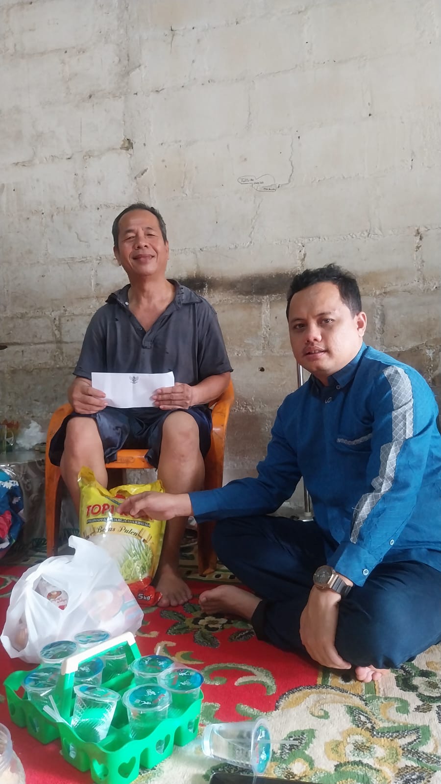 Sakit Stroke Menahun, Ketua JMSI Pelalawan Lakukan Kunjungan dan Serahkan Titipan Lebaran Bupati H Zukri SM