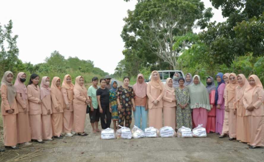Bantu Warga Kurang Mampu, DPW Diskominfotiks Rohil Gelar Baksos