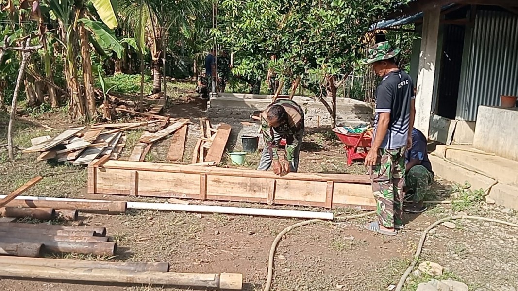 Pengecoran Tiang Dimulai, Pembangunan MCK TMMD Ke-129 di Dayah Babul Ula Terus Digenjot