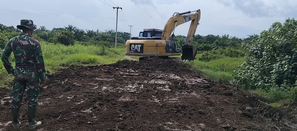 Masuki Sektor Kritikal, Satgas TMMD ke 129 Kodim 0313/KPR Timbun Jalan Sepanjang 230 Meter di Pangkalan Terap