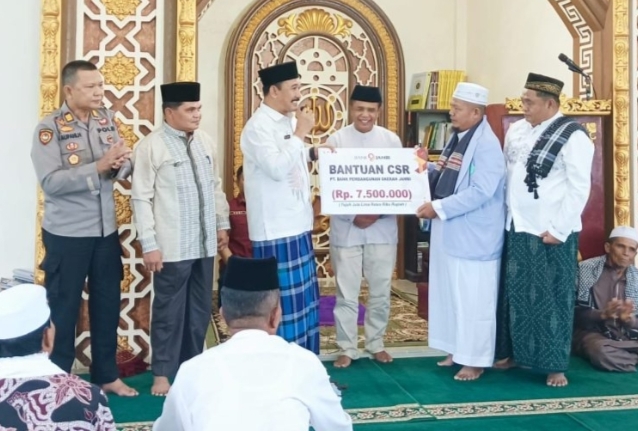 Safari Jumat di Mesjid Nurul Hikmah, PJ Bupati Kerinci Asraf Serahkan CSR Bank Jambi