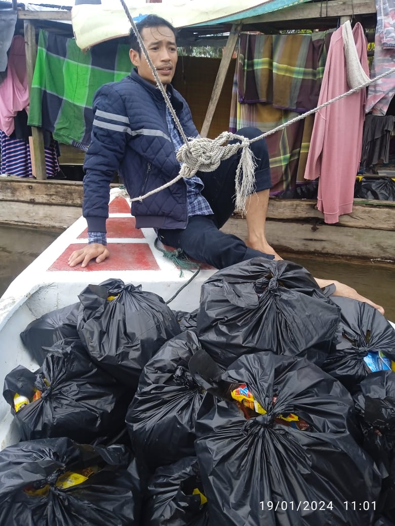 Lagi-lagi Notaris Ragil Tinjau Banjir dan Salurkan Paket Bantuan Ke Warga Desa Kuala Terusan