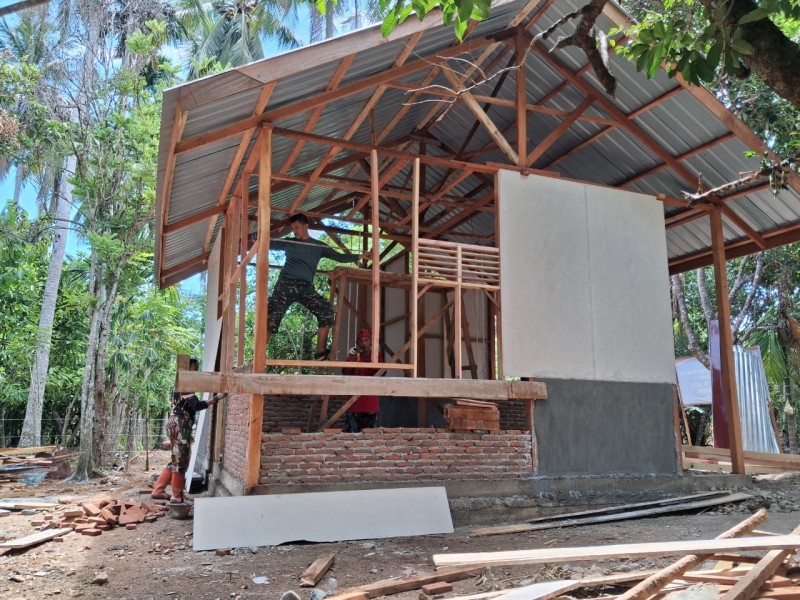 Rehab Rumah Ibu Rabunmah Amin Sasaran TMMD ke-129 Kodim 0102/Pidie Capai 45 Persen