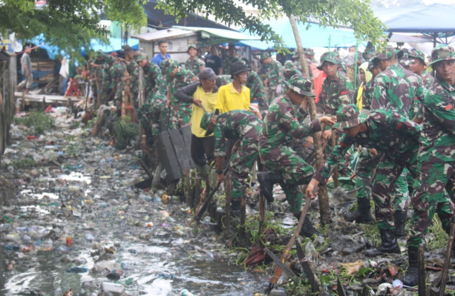 Kodim 0301/Pekanbaru Laksanakan Pembersihan di Pasar Pagi Arengka