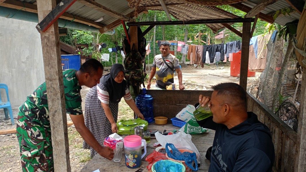 Di Balik Secangkir Kopi, Terjalin Keakraban Warga dan Satgas TMMD Kodim 0102/Pidie