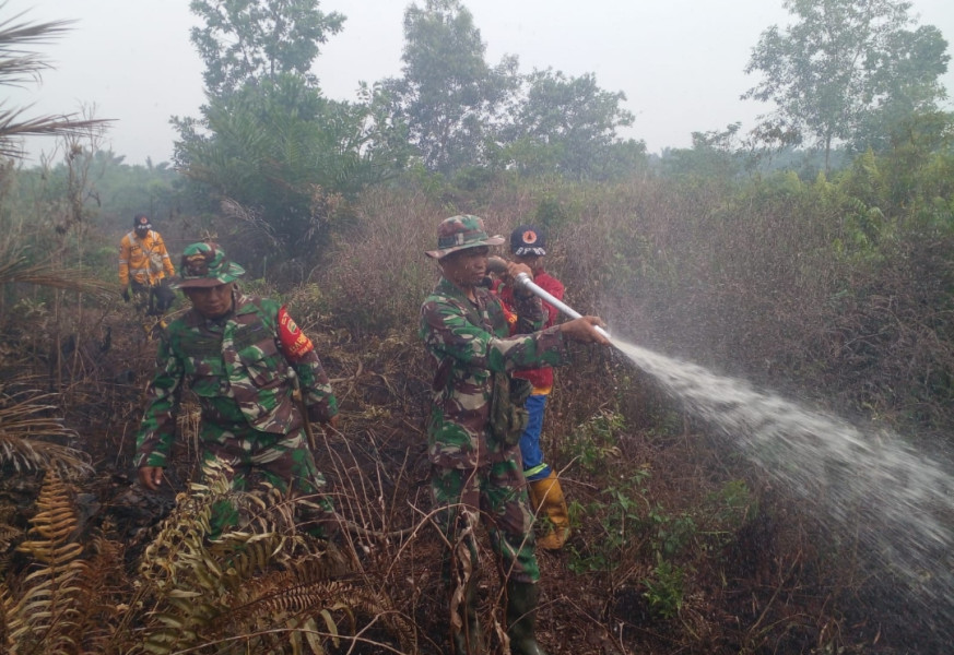 Lahan Kosong Terbakar, Koramil 02 Bukit Kapur Turun Padamkan Api