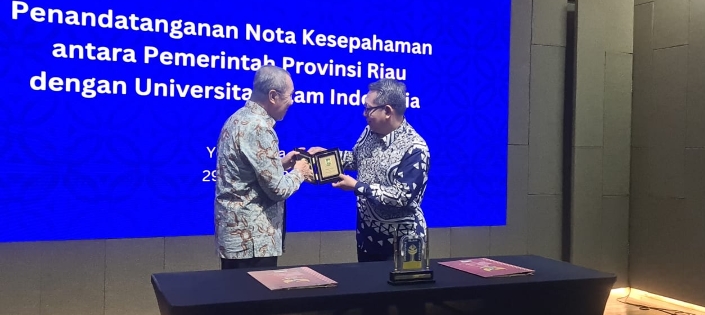 Selain Terima Penghargaan, Gubri Syamsuar Teken MoU dengan UII dan UNY