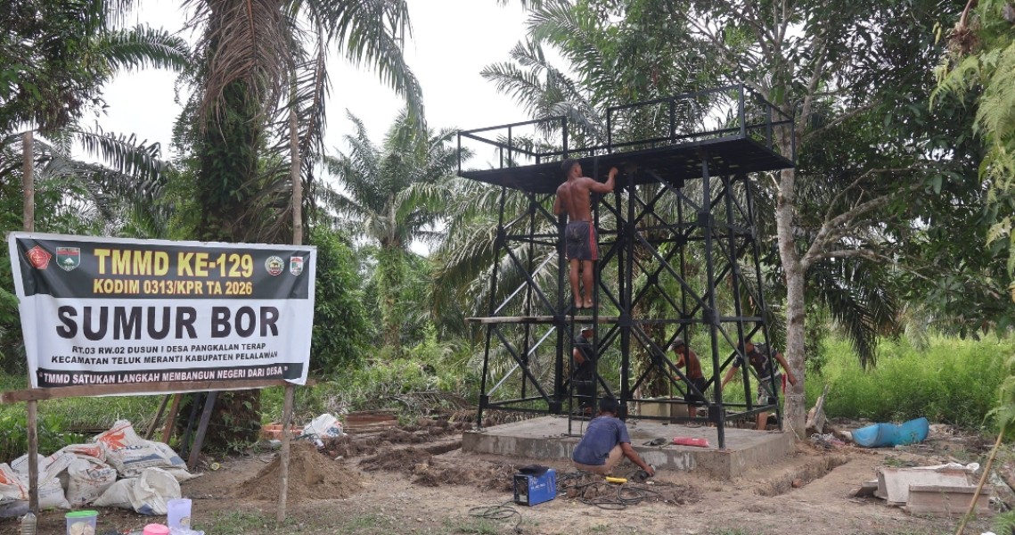 Atasi Kelangkaan Air Bersih di Pesisir, Satgas TMMD Ke-129 Kodim 0313/KPR Gebwr Program TMAB di Pangkalan Terap