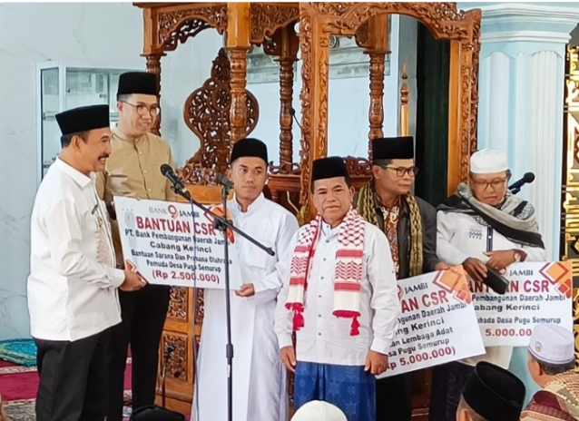 Pj Bupati Kerinci Serahkan Batuan CSR di Mesjid Syuhada Desa Pugu Semurup Saat Sapari Jum'at