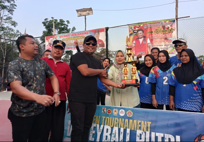 Bupati H Zukri Tutup Turnamen VollyBal Putri Cup II IPKPB di Kelurahan Pangkalan Bunut