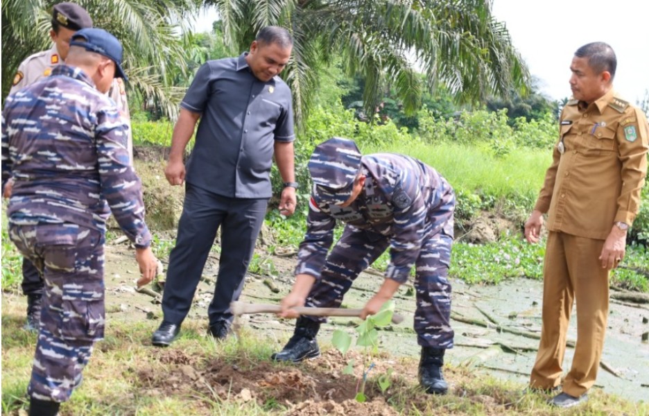 Danlanal Kunjungi Siak, Tanam Mahang Cegah Abrasi