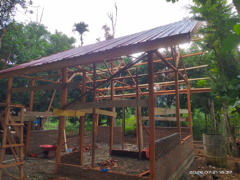 Rumah Reyot Berubah Layak Huni, Satgas TMMD Ke-129 Genjot Pemasangan Atap RTLH Ibu Rabumah