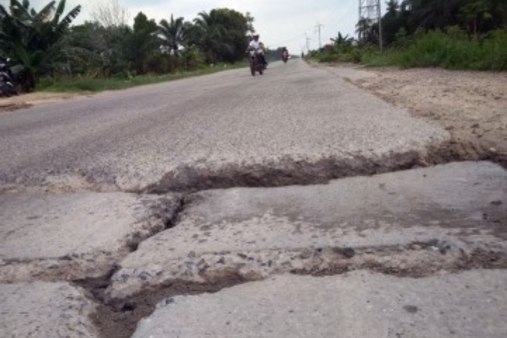 Warga Minta Jalan Sukarno Hatta yang Rusak Parah Segera Diperbaiki