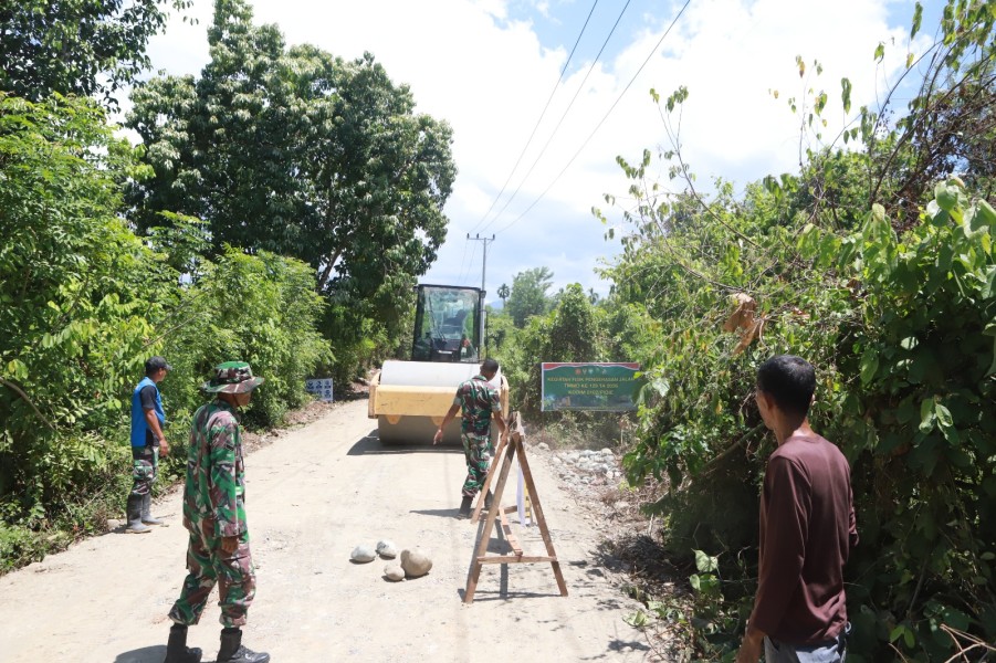 Jaga Keselamatan Petani, Satgas TMMD ke-129 Pasang Portal dan Rambu Imbauan di Lokasi Pengerasan Jalan  Pidie – Demi menjaga keamanan dan kelancaran aktivitas masyarakat serta mencegah terjadinya kecelakaan selama proses peke